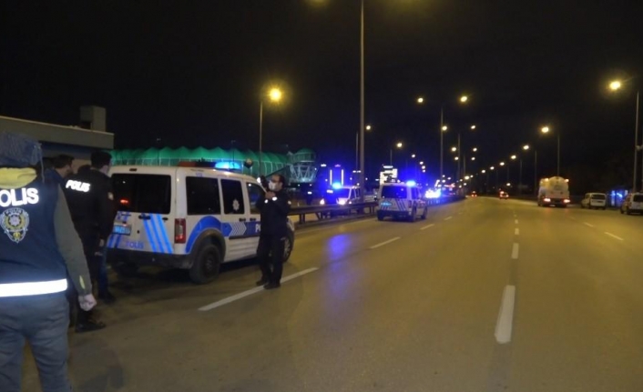 bursa da yapilan denetimlerde alkollu surucu ve arkadasi once polisle bekciye saldirdi ardindan kufur etti