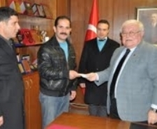 AKÇAY'DA BELEDİYE ŞOFÖRÜ OTOBÜSTE UNUTULAN 80 BİN LİRAYI SAHİBİNE İADE ETTİ