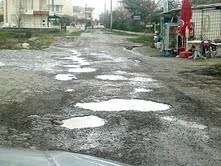 EDREMİT GÜRE’DE HALK, KÖSTEBEK YUVASINA DÖNEN YOLLARIN YAPILMASI İÇİN İMZA TOPLADI