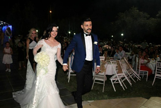 AK Parti Edremit İlçe Başkanı Metin Örkçü’nün  oğlu Ömer Faruk Bosnalı Lejla Memiç ile düzenlenen muhteşem bir düğün töreni ile dünya evine girdi.

 
