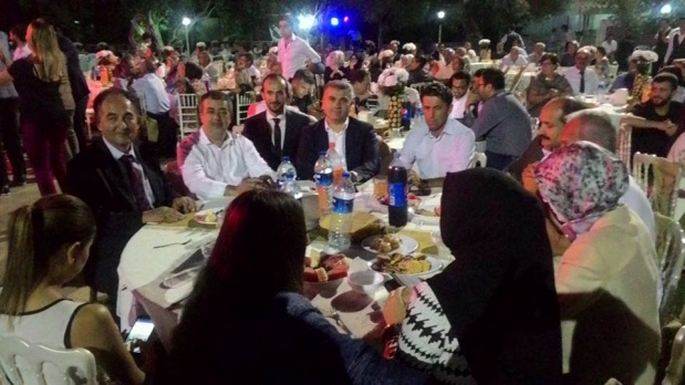 Gecede MKYK üyesi Sayın Aydınlıoğlu ile partililer fotoğraf çektirmek için adeta yarıştı.