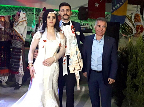 Mehmet Ertaş'ta düğüne katılarak genç çifte mutluluk diledi.