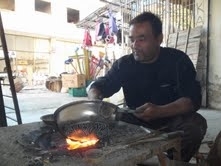 EDREMİT’İN SON KALAYCISI BAYRAMI BEKLİYOR