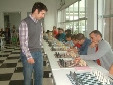 DRAGAN SOLAK GENÇLERLE SİMULTANE MAÇ YAPTI