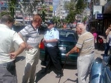 YÜRÜMEYE MECALİ YOK, ARAÇ KULLANIYOR
