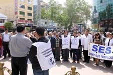 EDREMİTLİ SAĞLIK ÇALIŞANLARINDAN MEYDANDA AÇIKLAMA