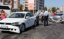 EDREMİT’TE 3 OTOMOBİL BİRBİRİNE GİRDİ: 3 YARALI