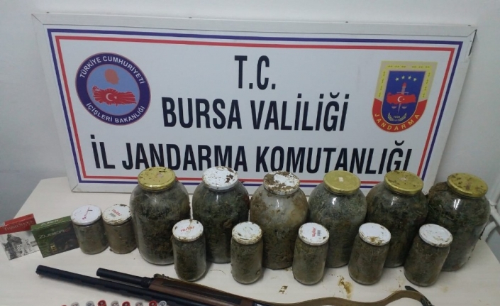 28 kilo esrarı gömdükleri yerden çıkartırken yakalandılar