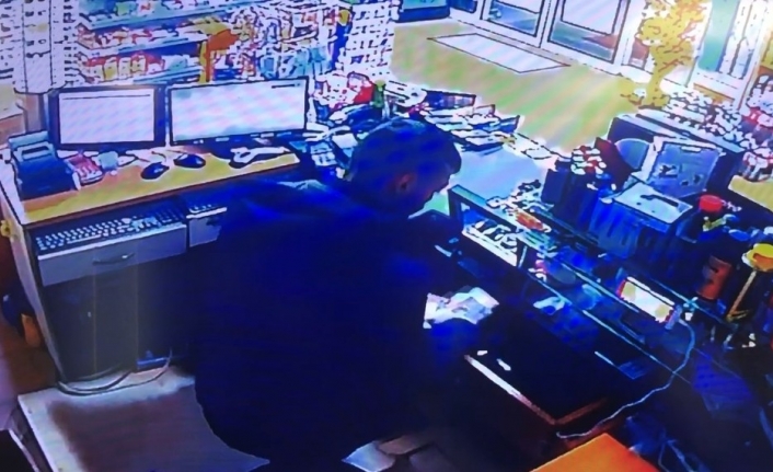 35 saniyede 2 bin lira çalan hırsız kamerada