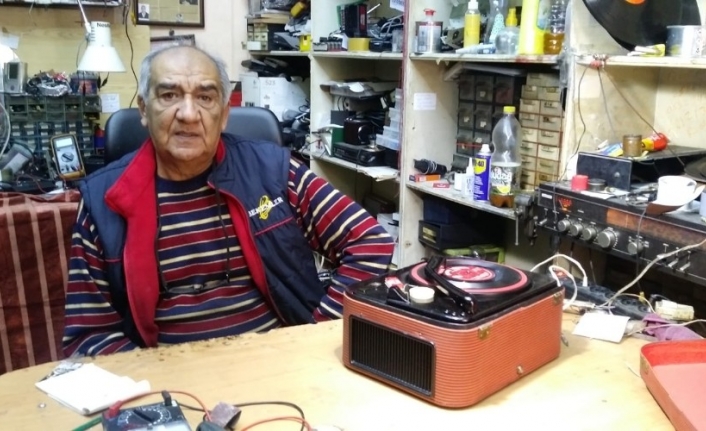 55 yıldır gramofon, radyo ve plaklara hayat veriyor