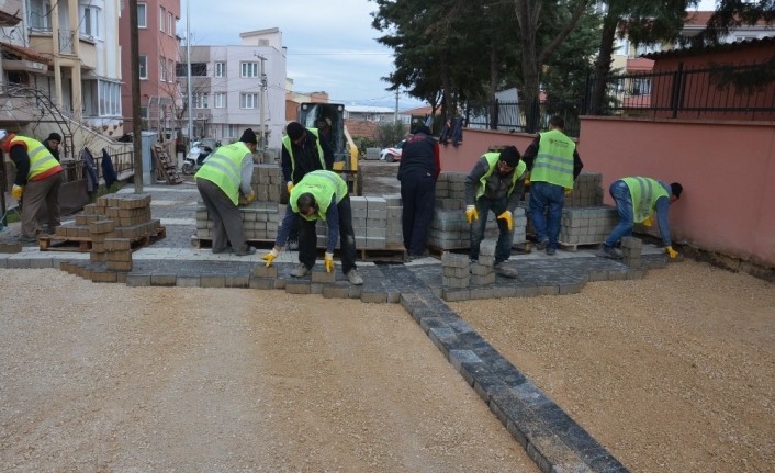 Altıeylül Belediyesi’nden yollara parke taşı