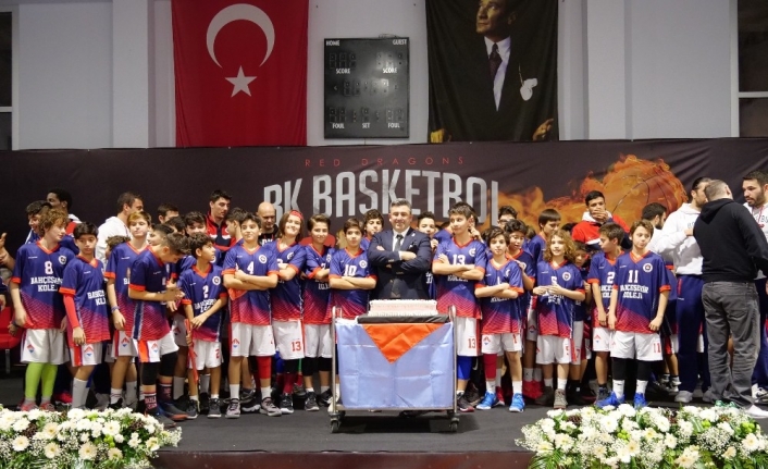 Bahçeşehir Koleji Basketbol Takımı, İzmir’de öğrenciler ve altyapı oyuncularıyla buluştu