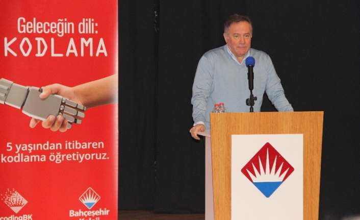 Bahçeşehir Uğur Eğitim Kurumları Başkanı Enver Yücel, velilerle buluştu