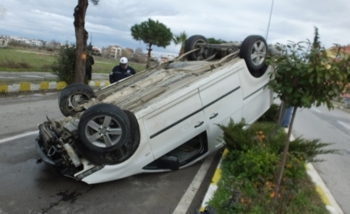 Balıkesir’de lastiği patlayan kamyonet takla attı: 1 yaralı