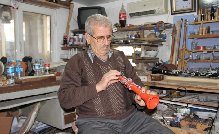 Bıçak, törpü, cam kırığı, ve zımpara kullanarak tamamen el işçiliğiyle klarnet yapıyor