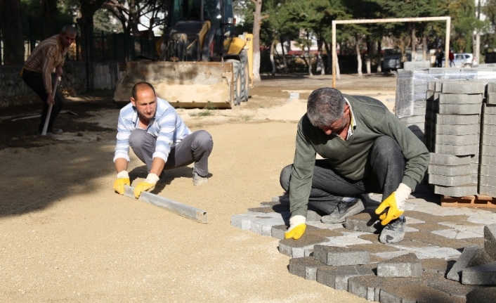 Burhaniye’ de öğrencilerin ayağı çamura basmayacak