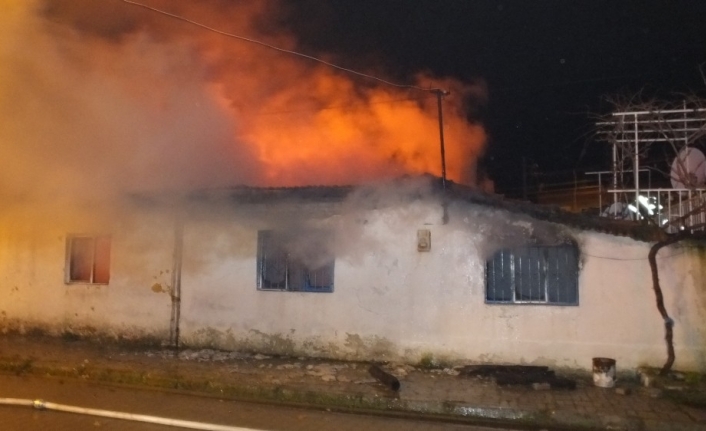 Burhaniye’de cenaze evinde çıkan baca yangını iki evi kül etti