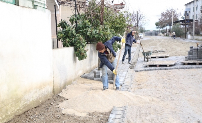 Burhaniye’de yol yapım seferberliği devam ediyor