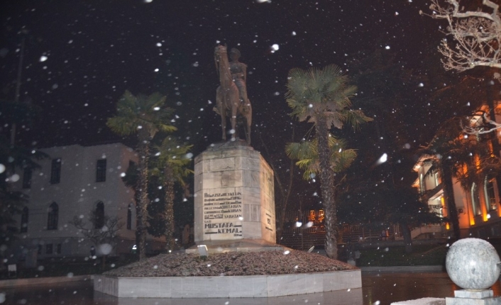 Bursa’da kar etkili oluyor