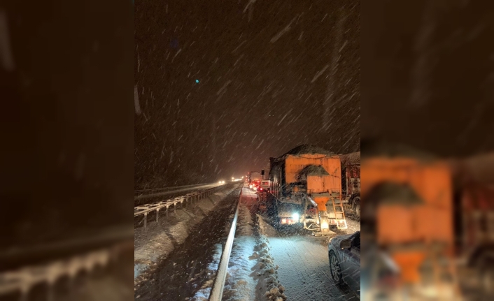 Bursa’da kar ulaşıma engel oluyor