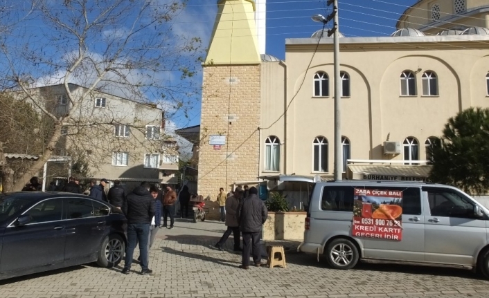 Camiyi ısıtmakta zorlanan cemaat çareyi panjurla bölmekte buldu