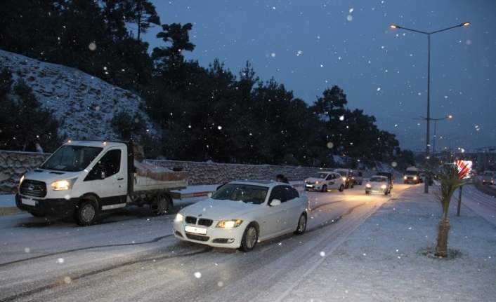 Çanakkale’de yollar buz pistine döndü