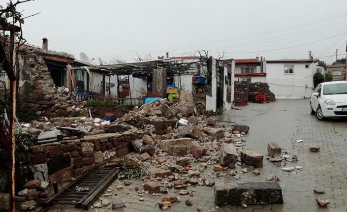 Çeşme’de sel suları yolu yardı