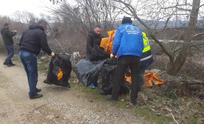 Çevre felaketi yaşanan dereye Çevre Müdürlüğü ve Büyükşehir el attı