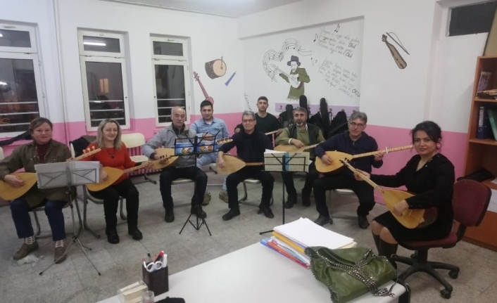 Erdek Halk Eğitim’den “Bağlama” kursu