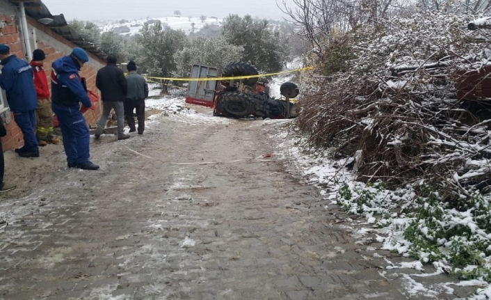 Eşinin kullandığı traktörün altında kaldı