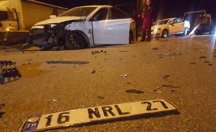 Feci kazada iki otomobil kafa kafaya çarpıştı: 3 yaralı