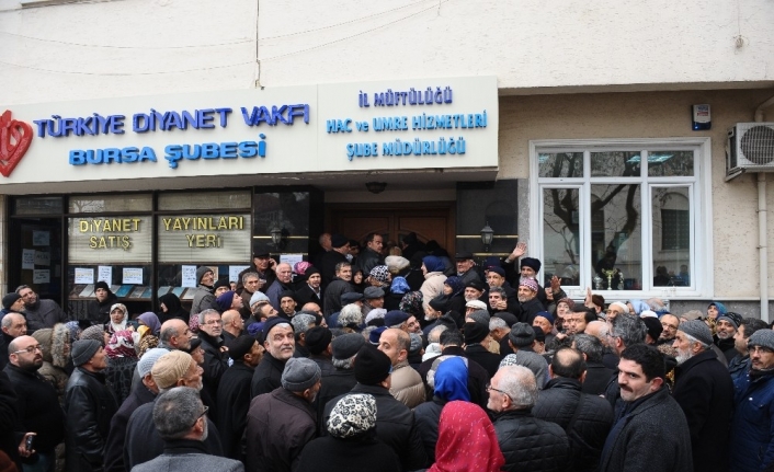 Hacı adayları kayıt için uzun kuyruklar oluşturdu