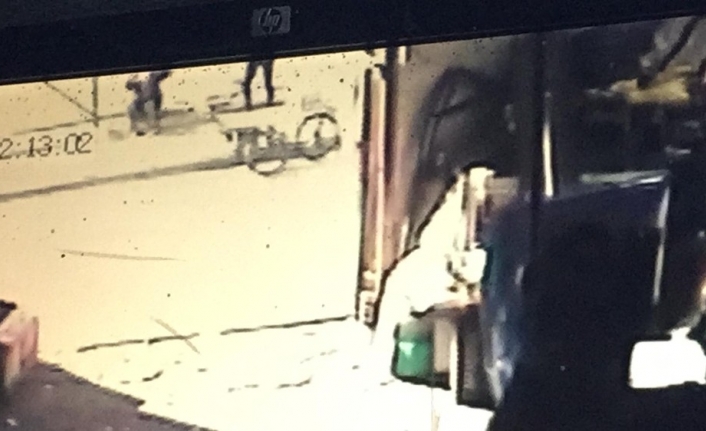 Hasmını halı sahada antrenman yapan çocukların gözü önünde vurdu