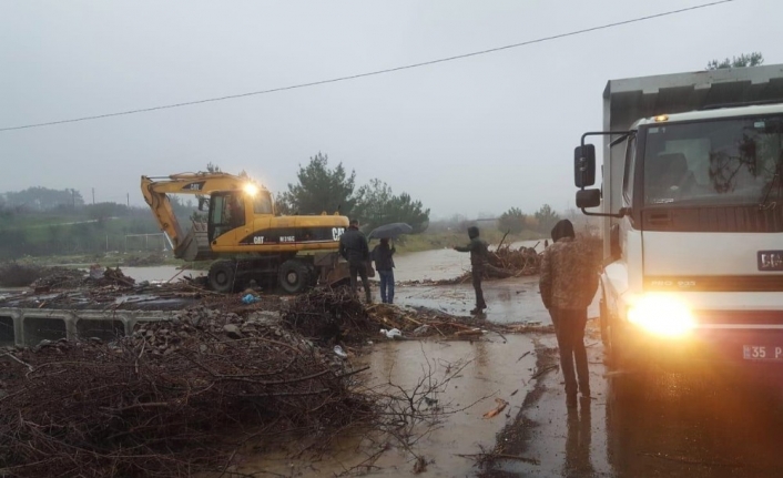 Heyelanla birlikte köprü çöktü, işçiler mahsur kaldı