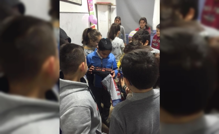 İlkokul öğrencileri aralarında para toplayıp arkadaşlarını baştan sona giydirdi