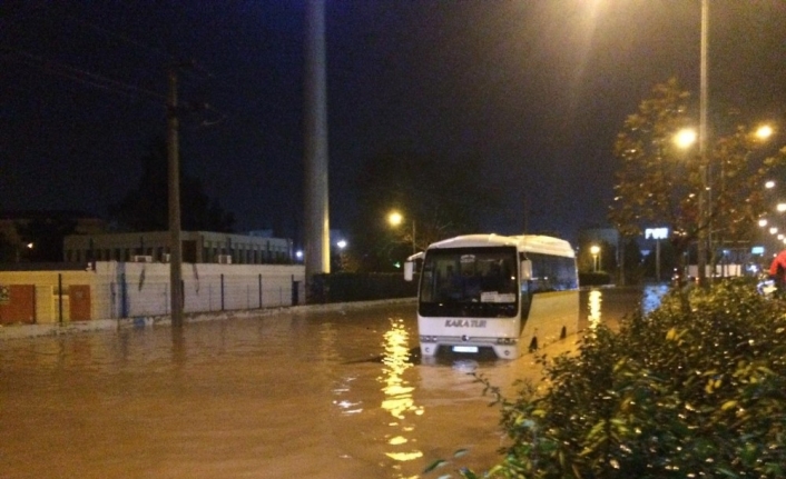 İzmir sağanak yağışa teslim oldu