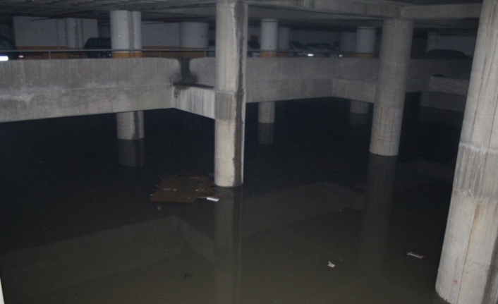 İzmir Şehirlerarası Otobüs Terminali sular altında kaldı, elektrikler kesildi
