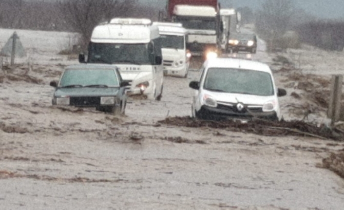 İzmir Tire-Belevi karayolu sel nedeniyle trafiğe kapandı