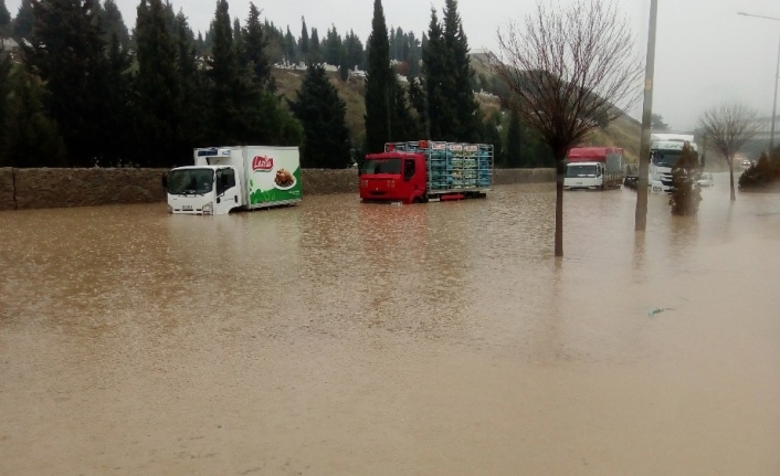 İzmir’de aşırı yağıştan yol kapandı