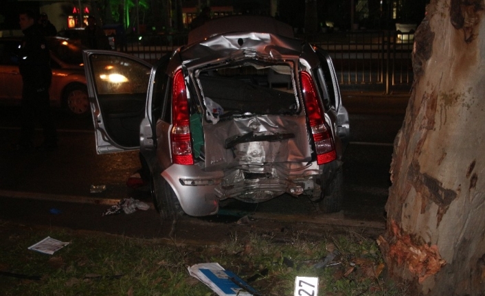 İzmir’de elektrik direğine çarpan araçta 1 kişi öldü, 2 kişi yaralandı
