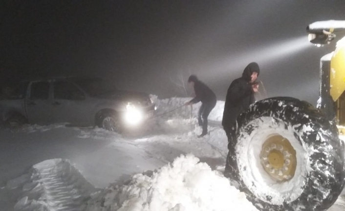 İzmir’de kara kışla amansız mücadele: Kapanan 80 yol açıldı