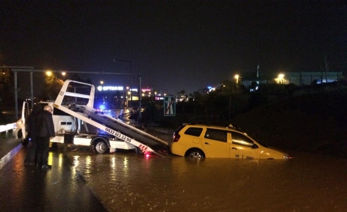 İzmir’de sağanak yağış hayatı olumsuz etkiledi