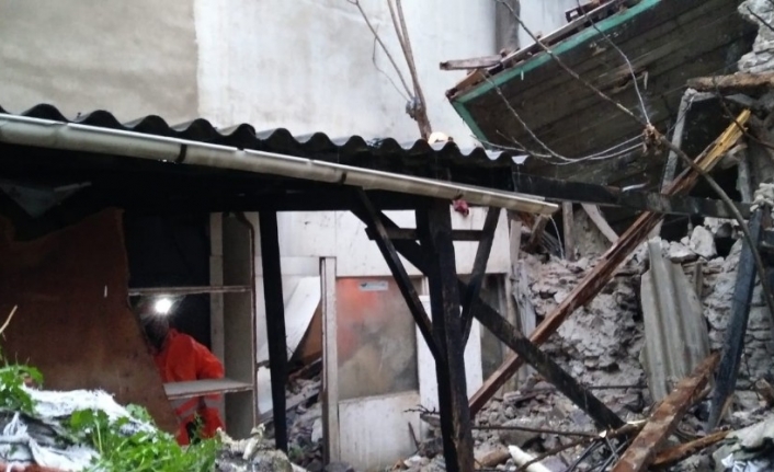 İzmir’de tarihi bina çöktü: 1 kişi kurtarıldı, 1 kişi enkazda aranıyor