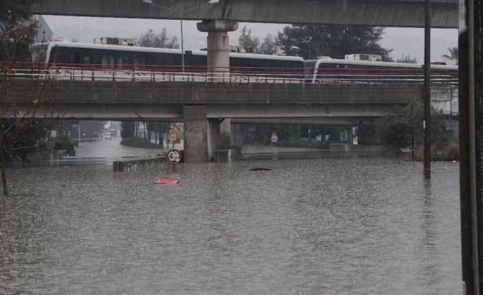 İzmir’de yoğun yağış aracı suya gömdü