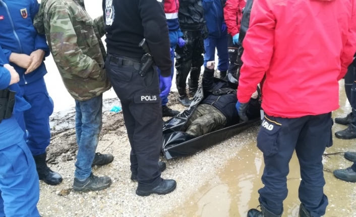 İzmir’in Torbalı ilçesinde ördek avlamak için girdikleri gölette kayıkları batan 4 kişiden 3’ünün de cesedi bulunurken 1 kişinin tedavisi ise hala devam ediyor.