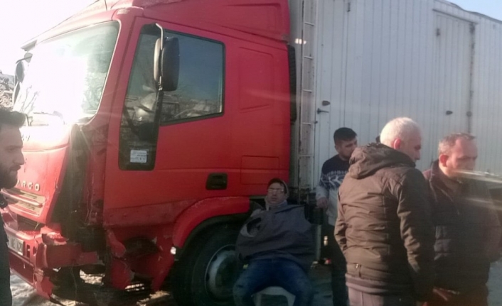 Kamyonet ile kamyon kafa kafaya çarpıştı