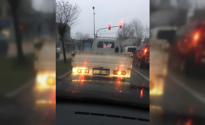 Kamyonet trafikte böyle drift yaptı