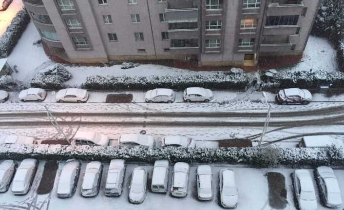 Kar yağışı Bursa’da hayatı olumsuz etkiliyor