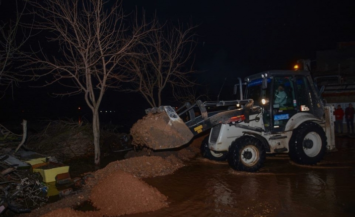 Karacabey’de su baskınını önlemek için yola set çekildi