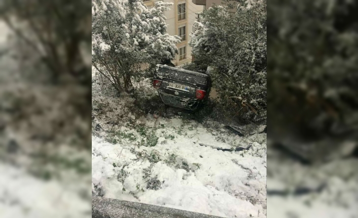 Karda kayan otomobil zeytin bahçesine devrildi